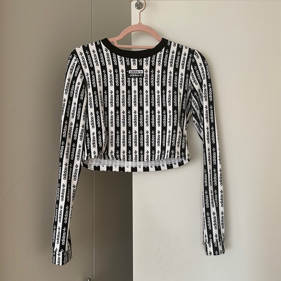 🤍🖤Adidas+ UO Crop top - Picture 1 of 6